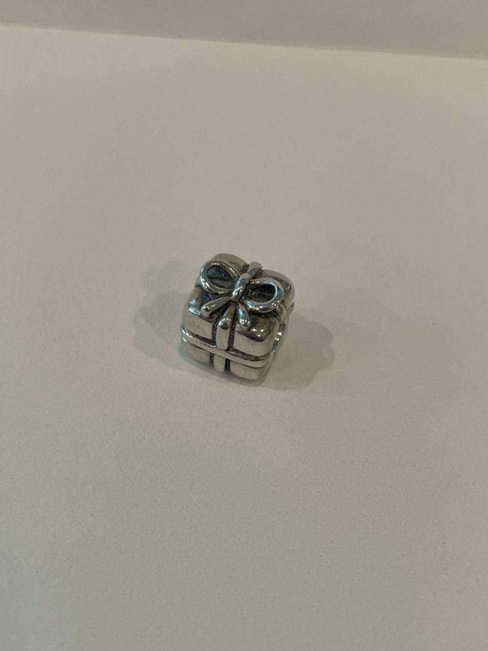 Pandora retired present / gift charm